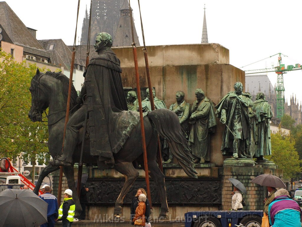 Reiterdenkmal kehrt zurueck auf dem Heumarkt P33.JPG
